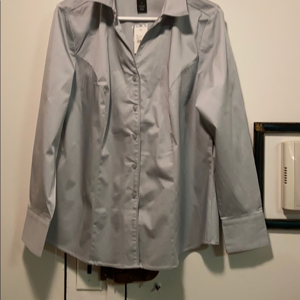 Classic collar. Long sleeve with button cuff.